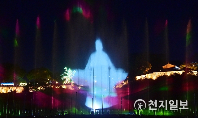 경남 대표 축제 ‘진주남강유등축제’가 지난 1일 저녁 8시 우천 속 ‘워터라이팅 쇼’로 화려한 개막을 알리고 있다. (제공: 진주시) ⓒ천지일보 2019.10.2