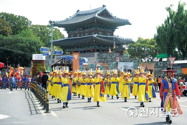 진주개천예술제의 가장행렬을 이끄는 ‘진주성 취타대’팀의 행진 모습. (제공: 진주시) ⓒ천지일보 2019.6.4