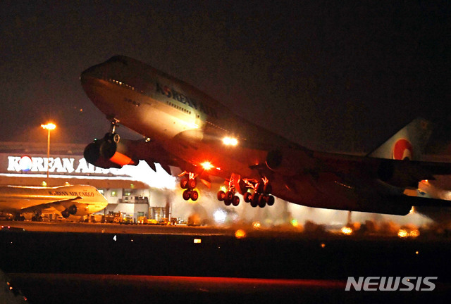 신종 코로나바이러스 감염증(우한 폐렴)이 발생한 중국 우한에서 한국 교민을 수송하기 위한 전세기 KE9883편(보잉 747 기종)이 지난 30일 오후 인천국제공항을 출발하고 있다. (출처: 뉴시스)