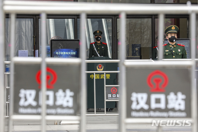 신종 코로나바이러스 진원지인 중국 후베이성 우한시의 한커우 기차역에서 경찰들이 역을 지키고 있다. 이 역은 신종 코로나바이러스 확산을 막기 위해 폐쇄됐다(출처: 뉴시스)