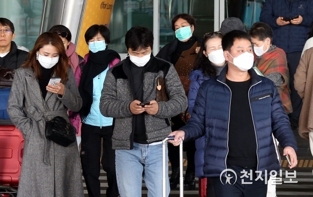 [천지일보 영종도=신창원 기자] 중국 후베이성 우한에서 발생한 신종 코로나바이러스 감염증으로 인한 피해자가 기하급수적으로 늘어나고 있는 가운데 31일 인천시 중구 인천국제공항 제1여객터미널 1층에서 여행객들이 마스크를 쓰고 있다.ⓒ천지일보 2020.1.31
