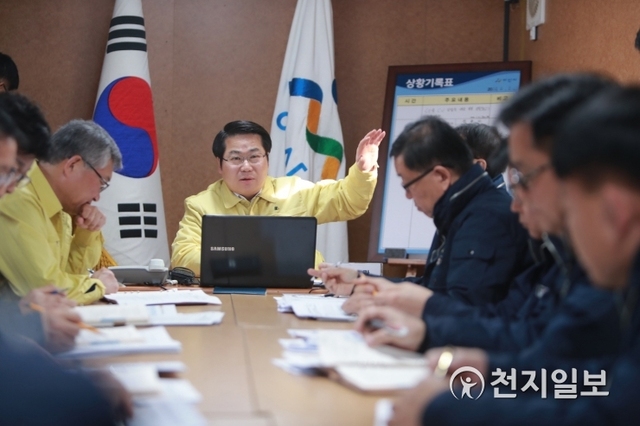오세현 아산시장이 2일 초사동 임시 시장실에서 대책상황보고회의를 열고 있다. (제공: 아산시) ⓒ천지일보 2020.2.2
