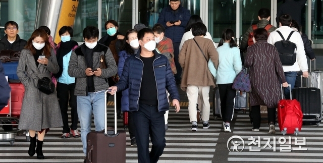 [천지일보 영종도=신창원 기자] 중국 후베이성 우한에서 발생한 신종 코로나바이러스 감염증으로 인한 피해자가 기하급수적으로 늘어나고 있는 가운데 31일 인천시 중구 인천국제공항 제1여객터미널 1층에서 여행객들이 마스크를 쓰고 있다.ⓒ천지일보 2020.1.31