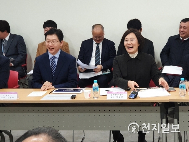 [천지일보 경남=최혜인 기자] 박영선 중소벤처기업부 장관과 김경수 경남도지사가 3일 오후 3시 경남 진주시 중앙지하도상가에서 열린 상인과의 간담회에서 활짝 웃고 있다. ⓒ천지일보 2020.2.3