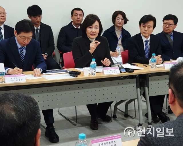 [천지일보 경남=최혜인 기자] 박영선 중소벤처기업부 장관이 3일 오후 3시 경남 진주시 중앙지하도상가에서 열린 상권 활성화 사업 ‘르네상스’ 사업계획 설명회에서 인사말을 하고 있다. ⓒ천지일보 2020.2.3