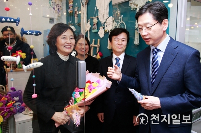 경남 진주시 중앙지하도상가 청년몰에서 박영선 중소벤처기업부장관(왼쪽)이 전통시장 상품권으로 물품을 구매한 뒤 김경수 경남도지사(오른쪽)를 비롯한 조규일 진주시장과 대화를 나누고 있다. (제공: 경남도) ⓒ천지일보 2020.2.3