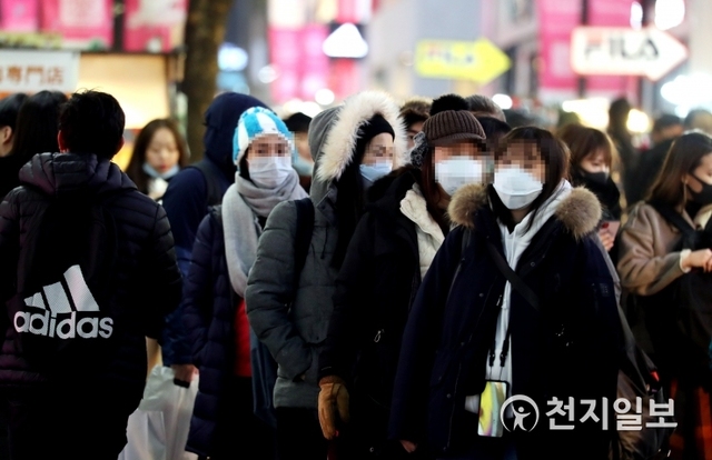 [천지일보=박준성 기자] 국내에서 신종 코로나바이러스 감염증(우한 폐렴) 12번째 확진자가 발생한 1일 오후 서울 중구 명동 길거리에서 시민들과 외국 관광객들이 미세먼지 마스크를 쓴 채 관광을 하고 있다. ⓒ천지일보 2020.2.1