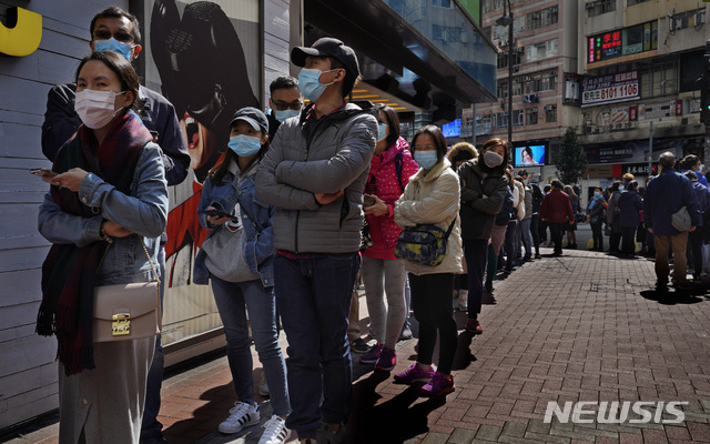 홍콩의 한 상점 앞에서 지난달 27일 시민들이 마스크를 사기 위해 길게 줄지어 서있다. (출처: 뉴시스)