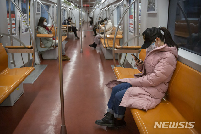 3일(현지시간) 중국 베이징에서 마스크를 쓴 시민들이 출근 시간대 거의 텅 빈 상태로 운행되는 지하철을 이용하고 있다. 신종 코로나바이러스 감염증(우한 폐렴) 발발로 연장됐던 춘제 연휴가 끝나면서 대부분 공식 업무에 복귀했으나 지역 의 비필수 업무에 관해서는 휴업이나 재택근무가 권유되면서 베이징 거리가 대체로 비어있는 것으로 나타났다. (출처: 뉴시스)