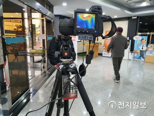 양양군보건소 입구에 열화상카메라가 설치된 모습 (제공: 양양군) ⓒ천지일보 2020.2.4