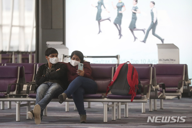 [홍콩=AP/뉴시스] 4일(현지시간) 홍콩 국제공항에서 마스크를 쓴 여행객들이 비행기 탑승을 기다리고 있다. 이날 신종 코로나바이러스 감염증(우한 폐렴)으로 치료를 받던 한 남성(39)이 숨져 중국 이외의 지역에서 사망한 두 번째 사례가 됐다. 이 남성은 지난달 21일 열차 편으로 중국 우한을 방문한 뒤 23일 홍콩으로 돌아왔으며 29일 근육통과 발열 등의 증상을 보여 병원에 입원, 신종 코로나 확진 판정을 받았었다. 2020.02.04.