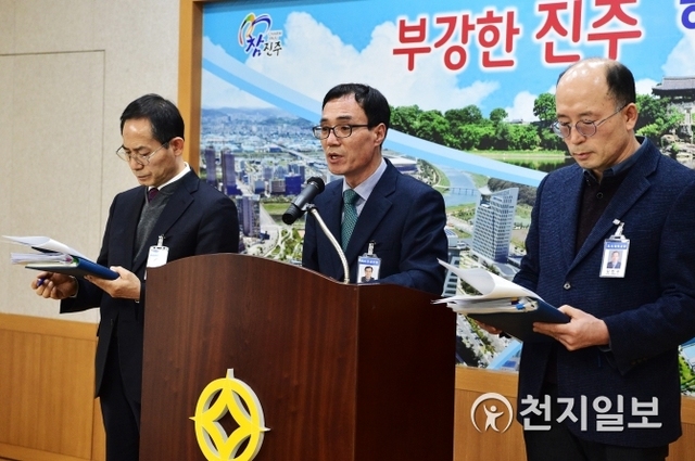 진주시 도시건설국장 등이 5일 오후 2시 30분 진주시청에서 기자회견을 열고 남부내륙철도(서부경남KTX)의 노선변경을 시도하고 있는 허성무 창원시장과 창원시에 중단을 촉구하고 있다. (제공: 진주시) ⓒ천지일보 2020.2.5