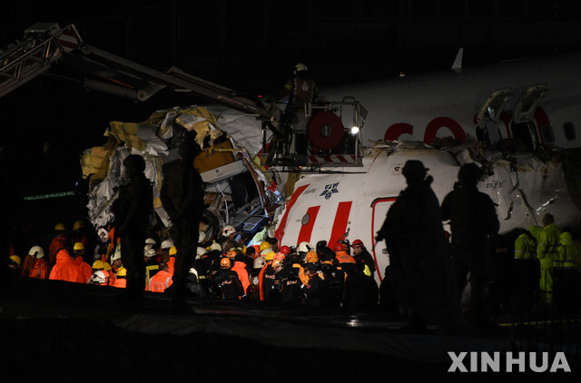 [이스탄불(터키)=신화/뉴시스] 2월 5일 터키 이스탄불 사비하 고켄 국제공항 활주로에서 미끄러진 여객기 사고 현장에서 구조대원들이 작업을 하고 있다. 알리 예리카야 이스탄불 주지사는 6일 이스탄불 사비하 고켄 국제공항에서 비행기가 활주로에서 미끄러지면서 최소 120명이 다쳤다고 기자들에게 말했다.