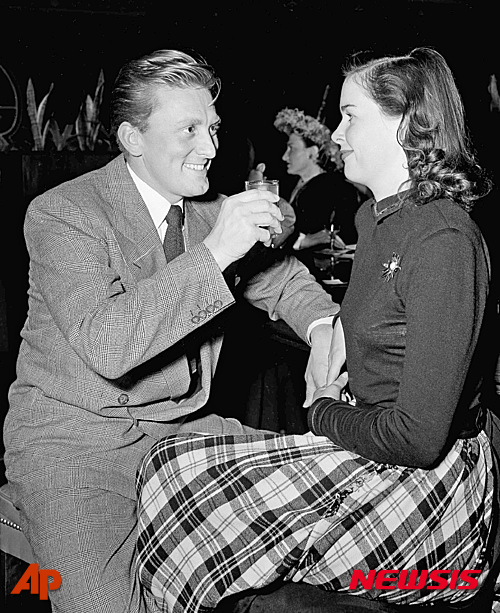 1948년 배우이기도 했던 다이애나가 출연했던 영화 '램의 사인'이 완성된 직후 더글라스 부부가 이를 축하하고 있는 모습. (출처: 뉴시스)