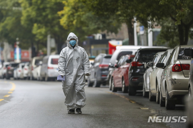 신종 코로나바이러스 진원지인 중국 후베이성 우한시에서 27일 보호장비를 착용한 의료진이 인적 끊긴 거리를 걷고 있다. (출처: 뉴시스)