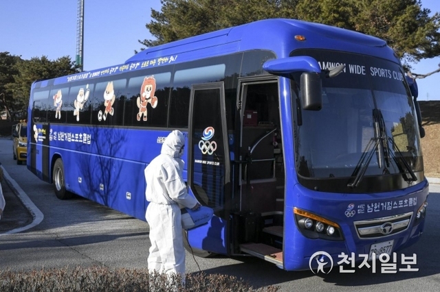 전북 남원시가 6일 신종 코로나바이러스 감염증 예방을 위해 대중교통 시설에 방역·소독을 하고 있다. (제공: 남원시) ⓒ천지일보 2020.2.6