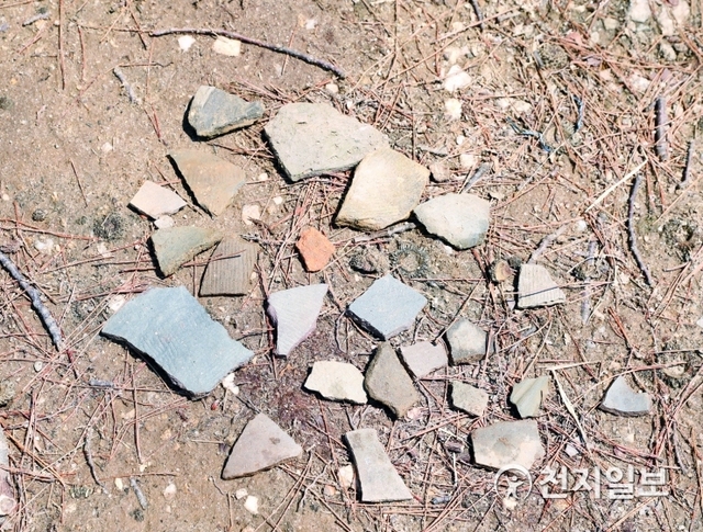 장미산성에서 발견한 삼국시대 와편들