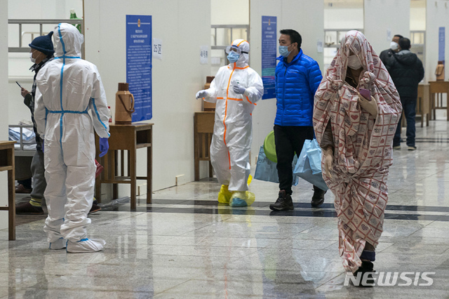 중국 전역에서 신종 코로나바이러스 감염증이 급속히 확산하는 가운데 5일 중국 후베이성 우한에 새로 지은 임시 병원의 의료진과 환자들. (출처: 뉴시스)
