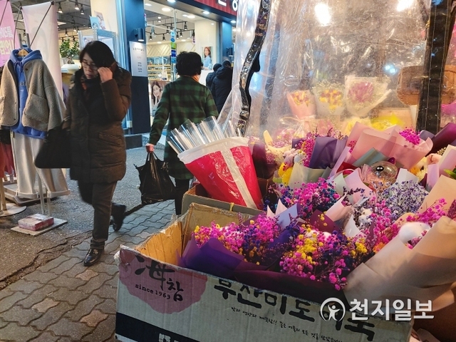 신종 코로나바이러스 감염증이 유행하고 있는 가운데 7일 오후 서울 한 꽃집 앞을 시민들이 지나가고 있다. ⓒ천지일보 2020.2.7