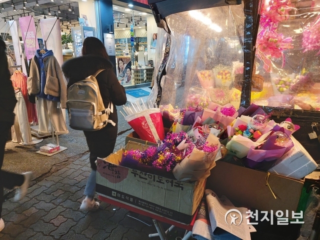 신종 코로나바이러스 감염증이 유행하고 있는 가운데 7일 오후 서울 한 꽃집 앞을 시민들이 지나가고 있다. ⓒ천지일보 2020.2.7