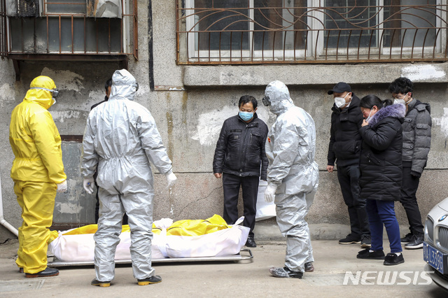 1일 중국 후베이성 우한에서 신종 코로나 바이러스 감염증의 사망자 시신을 장의업 직원들이 옮기고 있다. (출처: 뉴시스)