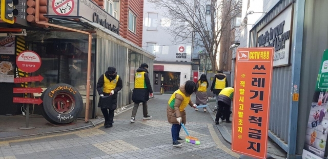 신천지자원봉사단 성동지부 회원들이 지난 8일 서울 성동구 왕십리역 인근에서 환경정화 봉사를 하고 있다. (제공: 신천지자원봉사단)ⓒ천지일보 2020.2.11