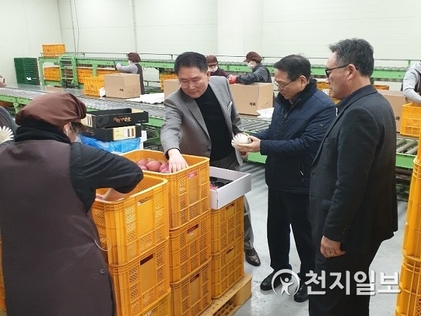 김원석 농업경제대표이사(오른쪽 두 번째)가 11일 충북원예농협 산지유통센터를 찾아 직원들의 이야기를 청취하고 있다. (제공: 농업) ⓒ천지일보 2020.2.11