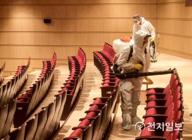 11일 천안문화재단 천안예술의전당이 공연장 내부를 소독하고 있다. (제공: 천안시) ⓒ천지일보 2020.2.12