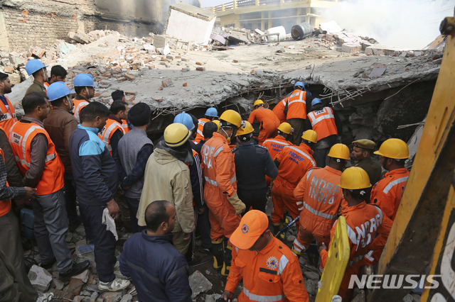 [잠무=AP/뉴시스]12일(현지시간) 인도 잠무에서 3층짜리 건물이 붕괴해 현장에서 구조대가 작업하고 있다. 현지 관계자는 화재 진압을 하던 소방관 3명이 건물이 무너지면서 숨진 것으로 보인다고 밝혔다.