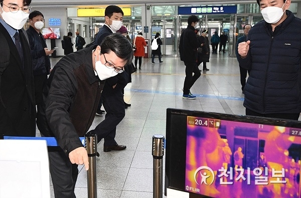 손병석 한국철도 사장(왼쪽에서 두 번째)이 13일 서울역에서 코로나19 대비 열화상카메라 설비를 점검하고 있다. (제공: 한국철도) ⓒ천지일보 2020.2.13