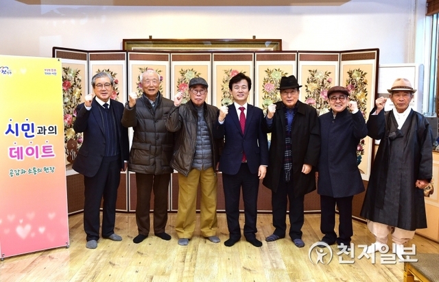 지난 12일 지역원로 초청 ‘시민과의 데이트’ 행사를 마치고 조규일 진주시장(가운데)를 비롯한 하순봉 전 국회의원 등이 기념촬영을 하고 있다. (제공: 진주시) ⓒ천지일보 2020.2.14