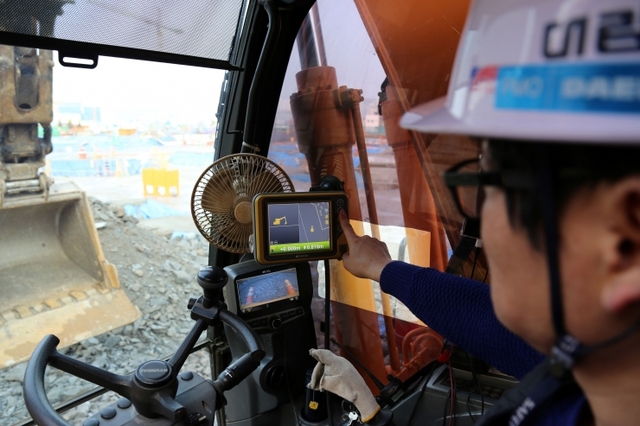 성남에서 건설중인 e편한세상 금빛 그랑메종 현장에서 머신 컨트롤 장비를 장착한 굴삭기를 이용하여 토목 공사를 진행하고 있다. (제공: 대림산업)