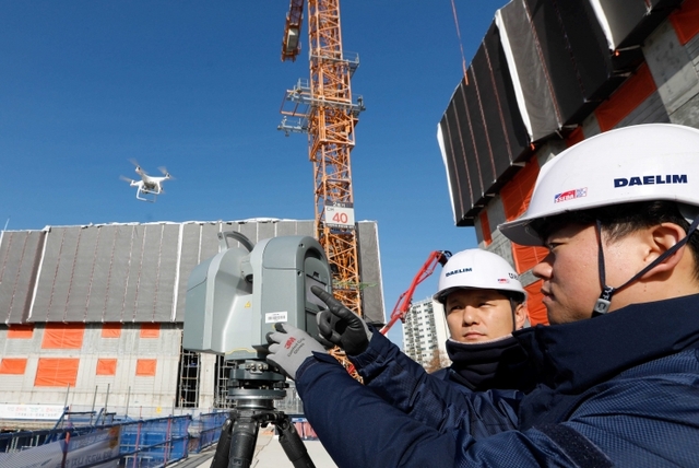 김포에서 건설중인 e편한세상 김포 로얄하임 현장에서 대림산업 직원들이 3D 스캐너와 드론을 활용하여 BIM 설계에 필요한 측량자료를 촬영하고 있다. (제공: 대림산업)