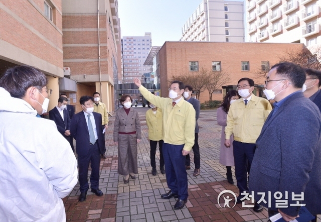 이용섭 광주시장이 14일 오후 전남대학교 학내에 설치된 선별진료소를 방문해 정병석 전남대 총장, 문인 북구청장과 함께 코로나19 확산방지를 위한 중국인 유학생 관리현황 등을 살펴보고 있다. (제공: 광주시) ⓒ천지일보 2020.2.14