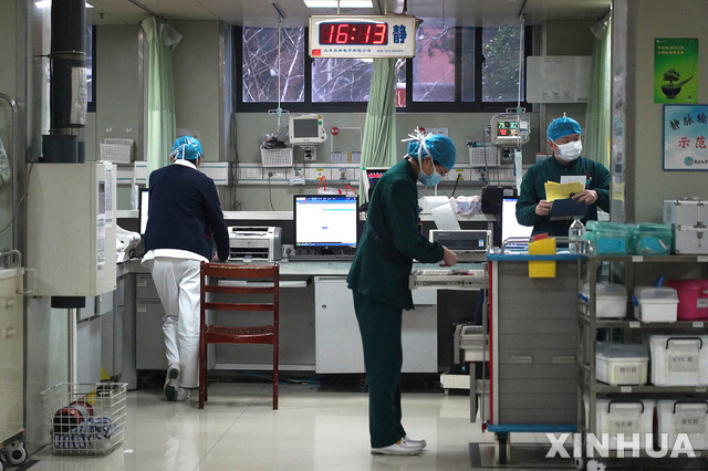 25일 중국 후베이성 우한시에 있는 중난 병원에서 신종 코로나바이러스로 인한 폐렴에 걸린 환자들을 돌보는 의료진들. (출처: 뉴시스)
