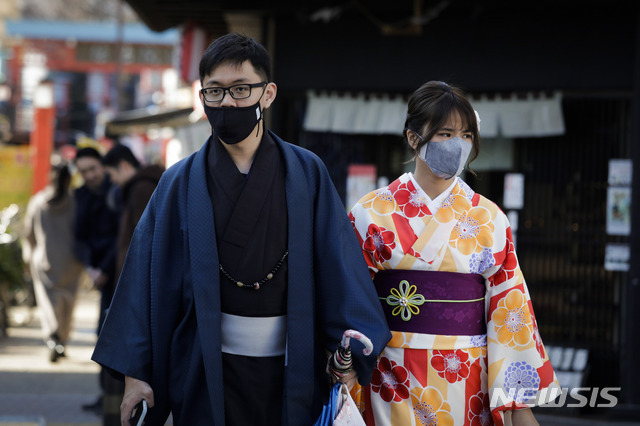 지난달 30일 일본 도쿄 센소지 신사에서 대만 관광객들이 마스크를 착용한 채 걷고 있다.(출처: 뉴시스)