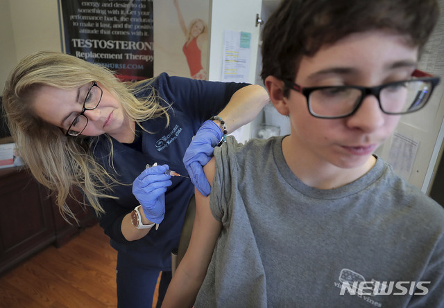 지난달 3일(현지시간) 미국 테네시주 멤피스의 한 병원에서 한 소년이 독감 백신 주사를 간호사에게 맞고 있다. (출처: 뉴시스)