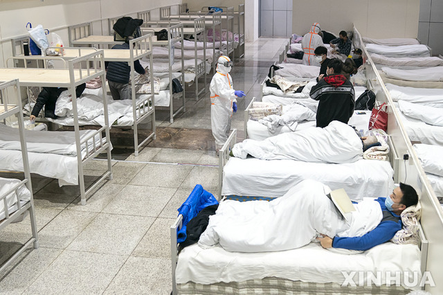 지난 5일(현지시간) 중국 후베이성 우한의 한 전시장을 개조한 임시병원에 신종 코로나바이러스 감염증(우한 폐렴) 환자들이 입원해 있다. (출처: 뉴시스)