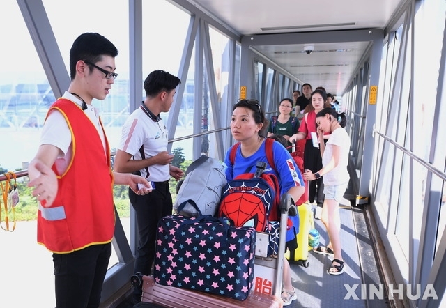대만 정부가 6일 신종 코로나바이러스 감염증(우한폐렴) 확산에 대처하기 위해 중국인의 입국을 전면 금지한 가운데 공항에서 안내를 하고 있다. (출처: 뉴시스)