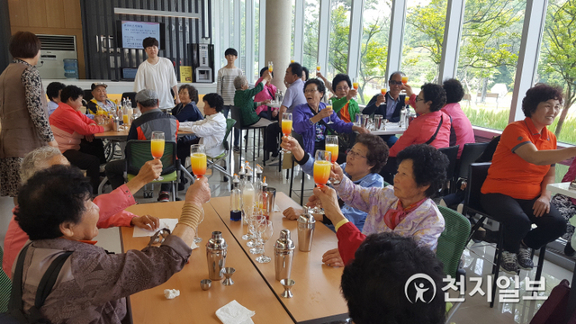 타지역에서 단체관람을 하고 온 관광객들이 대한민국 술 테마박물관에서 칵테일 체험에 참여하고 있다. (제공: 완주군청) ⓒ천지일보 2020.2.17