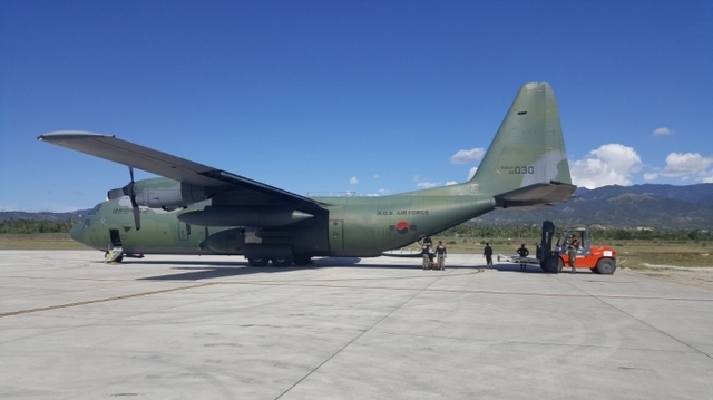 인도네시아 지진 피해로 지난 9일 현지 구호 지원을 나섰던 공군 C-130H 수송기 1대가 임무를 마치고 30일 저녁 10시 40분경 서울공항으로 복귀할 예정이라고 공군은 밝혔다. 수송기 모습 (제공: 공군) ⓒ천지일보 2018.11.30