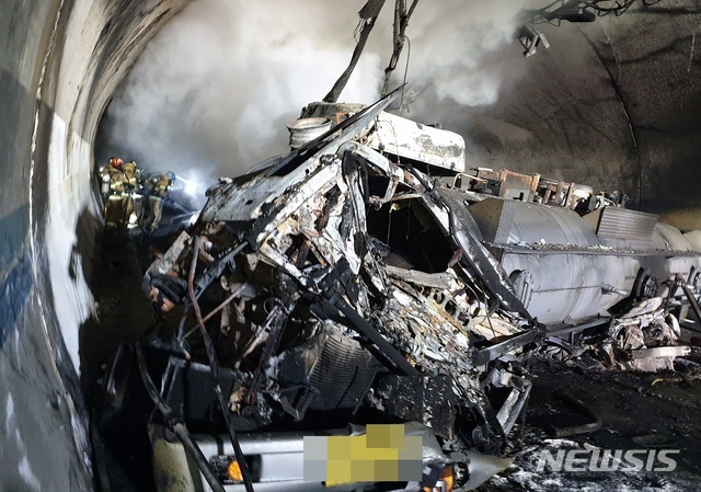17일 낮 12시 23분께 완주~순천 고속도로 상행선 사매 2터널에서 빙판길 사고로 추정되는 다중 추돌사고가 발생했다. 사고 충격으로 불에 탄 탱크로리 차량.2020.02.17.(출처: 뉴시스)