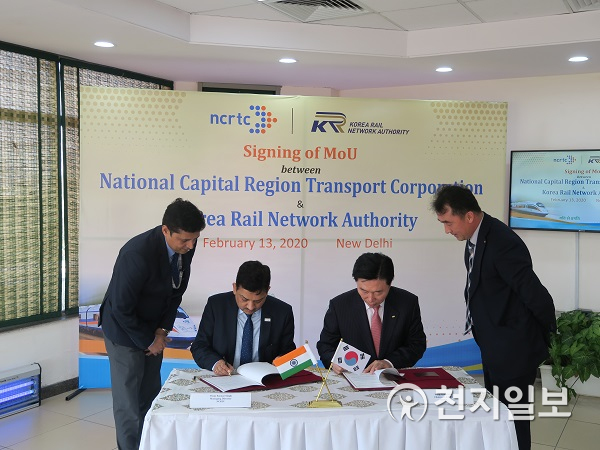 한국철도시설공단 김상균 이사장(오른쪽)과 인도 수도권교통공사 비네이 쿠마르 씽 사장(왼쪽)이 13일 인도 델리에서 고속철도 사업자문용역 계약을 체결을 하고 있다. (제공: 한국철도시설공단) ⓒ천지일보 2020.2.17