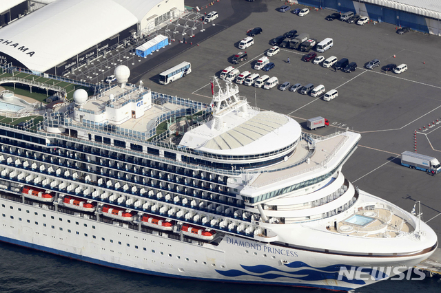 일본 요코하마항에 12일 대형 유람선(크루즈) '다이아몬드 프린세스'호가 정박해 있다. 항구에는 대기하고 있는 구급차들의 모습도 보인다(출처: 뉴시스)