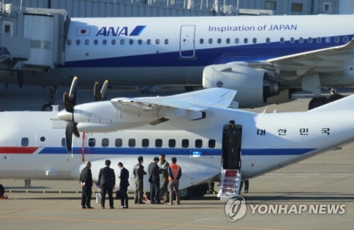 일본 하네다 공항 도착한 한국 정부 전용기(도쿄=연합뉴스) 18일 오후 일본 도쿄도(東京都) 소재 하네다(羽田)공항에 한국 정부 전용기가 착륙해 대기하고 있다.한국 정부는 일본 요코하마(橫浜)항에 정박 중인 크루즈선 다이아몬드 프린세스에 격리된 국민을 전용기로 이송할 계획이다. 전용기는 19일 오전 한국에 도착할 것으로 예상된다.