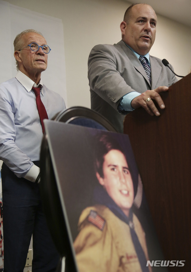 1982년 11세의 보이스카우트 단원이었던 리차드 핼버슨(오른쪽)이 올해 4월 보이스카우트를 상대로 소송을 낸 뒤 뉴저지주 법정에서 당시 사진을 내보이며 성추행당했던 사실을 설명하고 있다(출처: 뉴시스)