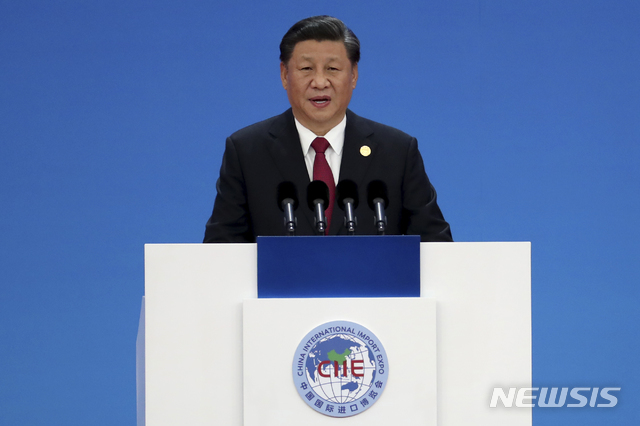 시진핑 중국 국가주석이 5일 오전 상하이 국가회의전람센터(NECC)에서 제2회 상하이 국제수출입박람회 개막식 연설을 하고 있다. 시 주석은 기조연설에서 