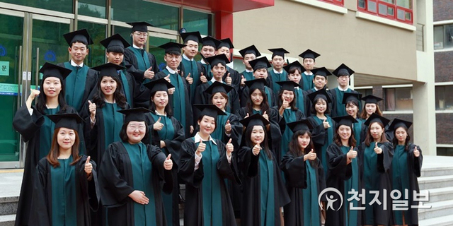 제71회 약사 국가시험 응시생 32명 졸업사진. (제공: 국립목포대학교) ⓒ천지일보 2020.2.19