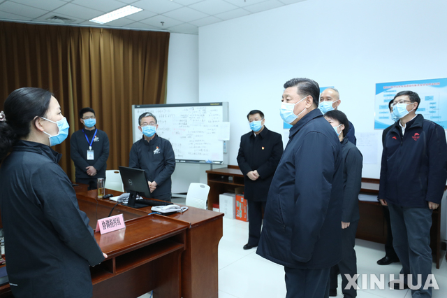 시진핑 중국 국가주석이 10일 중국 수도 베이징의 질병통제예방센터를 방문해 전염병 예방 및 통제업무 보고를 듣고 있다(출처: 뉴시스)