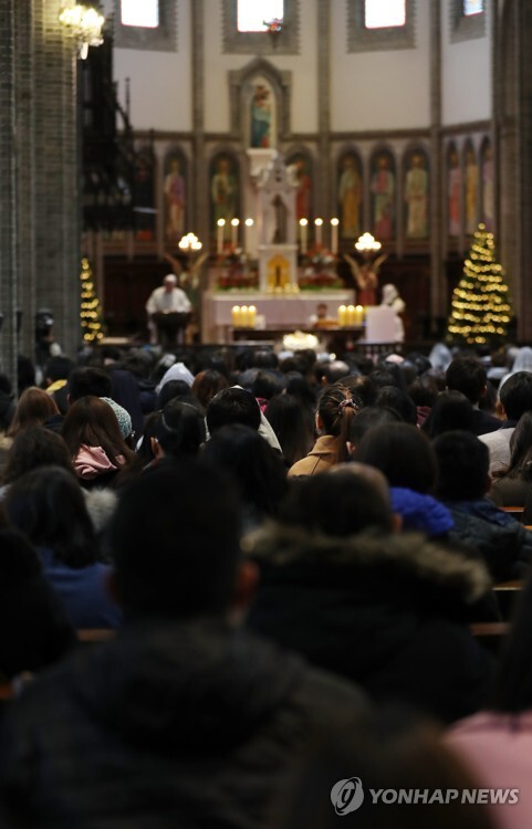 (서울=연합뉴스) 성탄절인 25일 오전 서울 명동성당이 성탄 미사에 참석한 시민들로 꽉 차 있다.